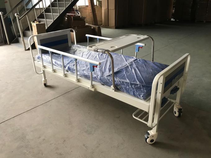 Bed van het twee Functies het Medische Handziekenhuis met Twee Krukassen en over Bedlijst 0