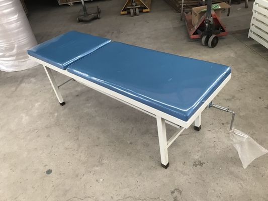 Het handstaal die van de algemeen medisch onderzoeklaag het eenvoudige blauw van het onderzoeksbed bespuiten