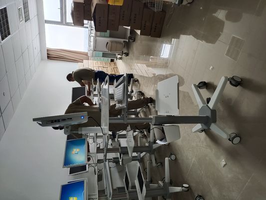 Het regelbare van het de Computerwerkstation van het Hoogtebureau Geïntegreerde bewegende karretje Karretje