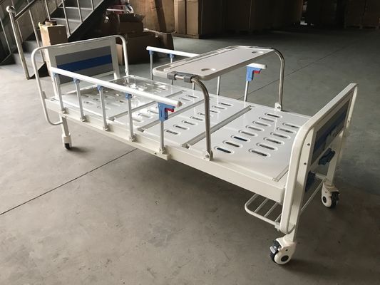 Bed van het twee Functies het Medische Handziekenhuis met Twee Krukassen en over Bedlijst