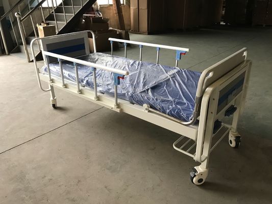 Bed van het twee Functies het Medische Handziekenhuis met Twee Krukassen en over Bedlijst