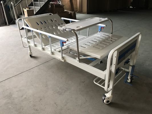 Bed van het twee Functies het Medische Handziekenhuis met Twee Krukassen en over Bedlijst