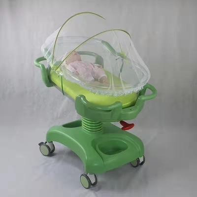 De groene Regelbare Hoek van de Kunststofwandelwagen voor de Rust van de Babyslaap