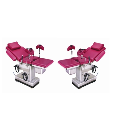 De roze hand obstetrische gynaecologische chirurgische instrumenten van de obstetrische stoellevering
