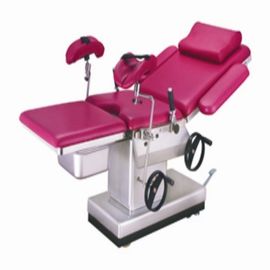 De roze hand obstetrische gynaecologische chirurgische instrumenten van de obstetrische stoellevering